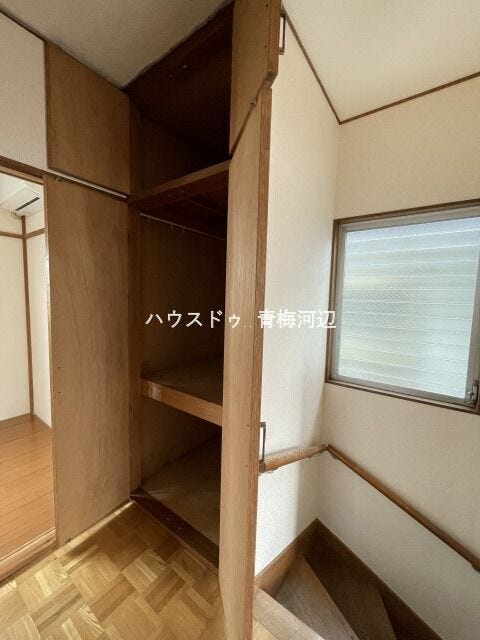 2階廊下収納:居室以外にも収納スペースが設置されており、使用頻度の低いものや季節家電、掃除道具や防災グッズなどをしまっておけます。