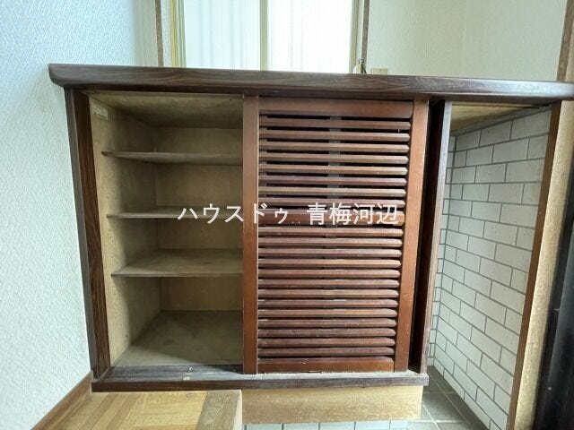 玄関収納:下駄箱もあるので玄関を広くお使いいただけそうです。