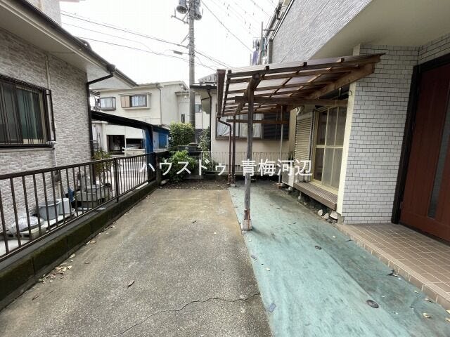 庭・駐車場:屋根があるので雨の日でも外で作業することが出来ます。