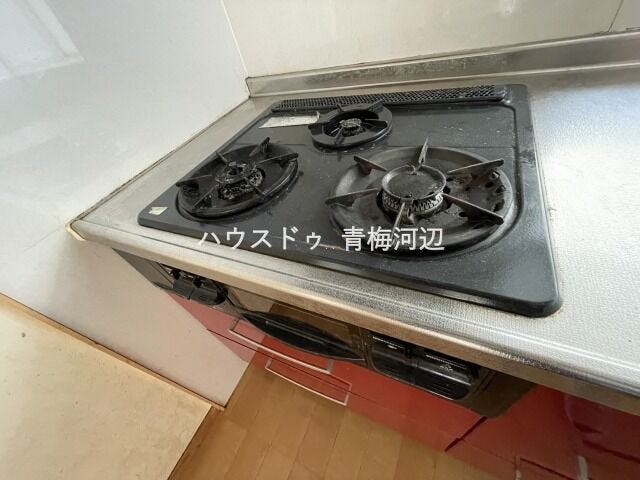 三口コンロ:三口のコンロなので一度に調理ができるので、お料理もはかどりますね。