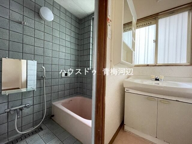 洗面所:棚があるので、歯ブラシなどを置くことが出来ます。窓があるので、こもりがちな湿気もしっかり換気することができます。