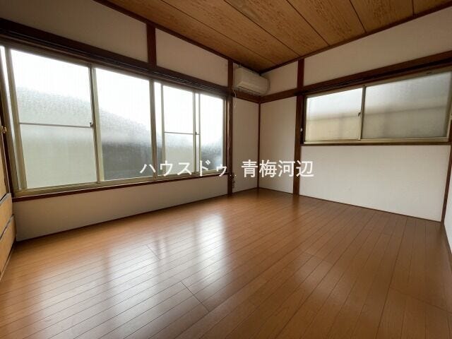 6帖洋室:バルコニーにつづく大きめの窓からたっぷりと日差しが降り注ぎます。2面採光なので、明るいお部屋でもちろん風通しも良好です。