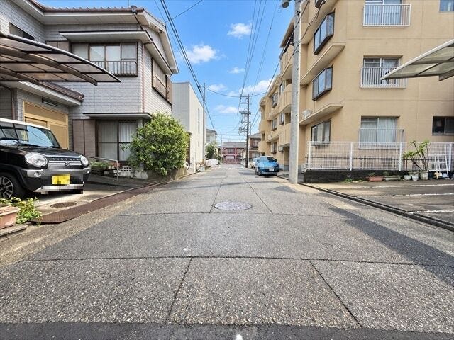 幅員約6mの前面道路です。道路幅にゆとりがあるので、車種を選びません。大きめの車を乗りたい方にもオススメです。