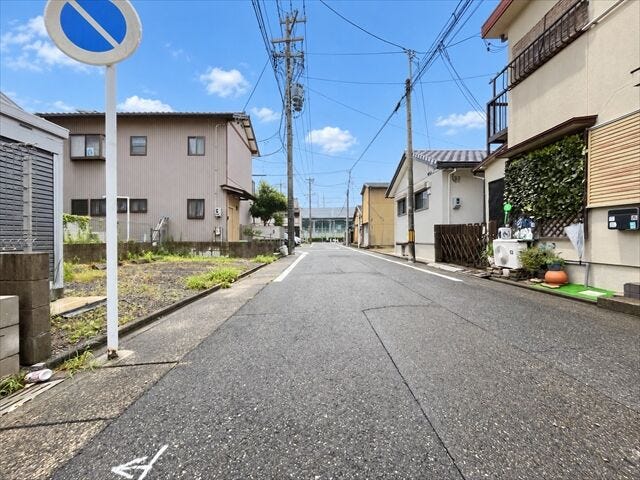 お子様と手を繋いで歩いている横を車が通り抜けられる道幅となっています。安心してお子様と一緒にお出掛けする事が出来ます。
