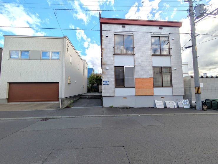 【外観】
■土地面積216㎡(約65.34坪)■
解体更地渡しにつき着工までスムーズ。建築条件なしのゆとりある土地で、お好みのハウスメーカーで理想のマイホームを自由に建築できます◎