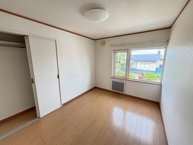 《洋室》
コンパクトながら収納スペースはしっかりと確保!
こども部屋にもおすすめ♪