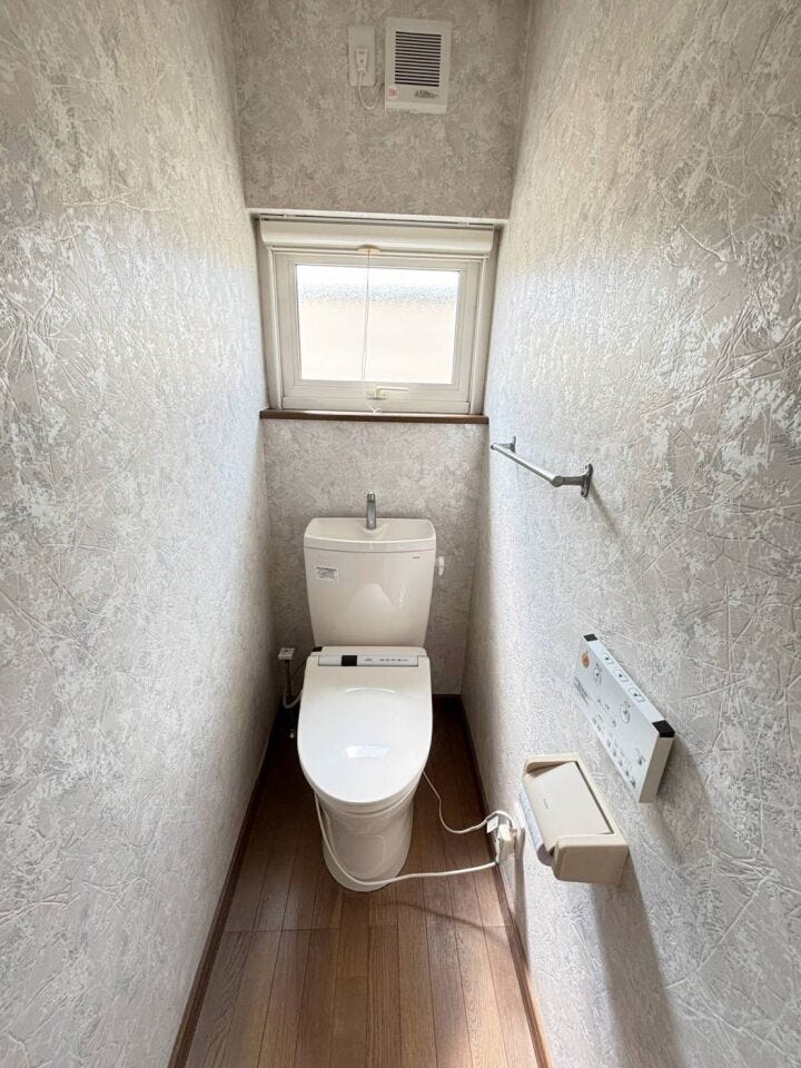 《トイレ》
ウォシュレット付きトイレです。
2・3階どちらにも設置してあります。