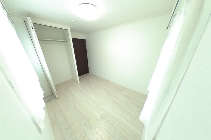 ●5帖洋室●お子様部屋にもピッタリのサイズ感です。クローゼット内にはハンガーパイプ付きの棚板がございます。(中央市中楯 中古戸建)