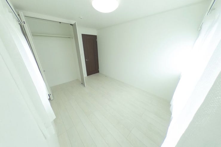 ●西側6帖洋室●お子様部屋にもピッタリのサイズ感です。クローゼット内にはハンガーパイプ付きの棚板がございます。(中央市中楯 中古戸建)