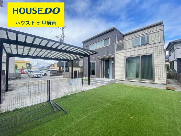【外観】
広々お庭スペース、カーポート付きの物件です♪お庭はお子様の遊び場やBBQ、ドッグランスペースを作っても良いですね。(中央市中楯 中古戸建)