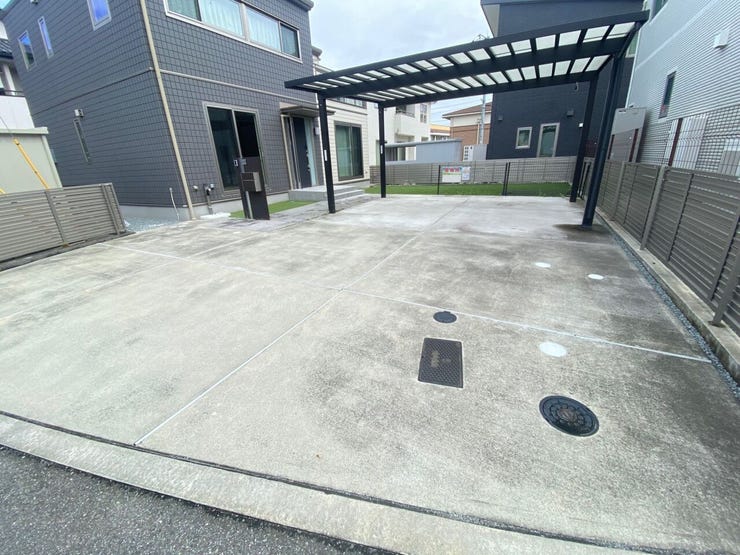 2台用カーポートと、その前にも2台とめられるので4台駐車可能です。(中央市中楯 中古物件)