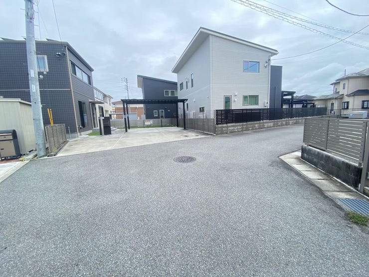 前面道路は車通りも少なく、幅もゆったり!お車の入出庫も楽々です♪(中央市中楯 中古住宅)