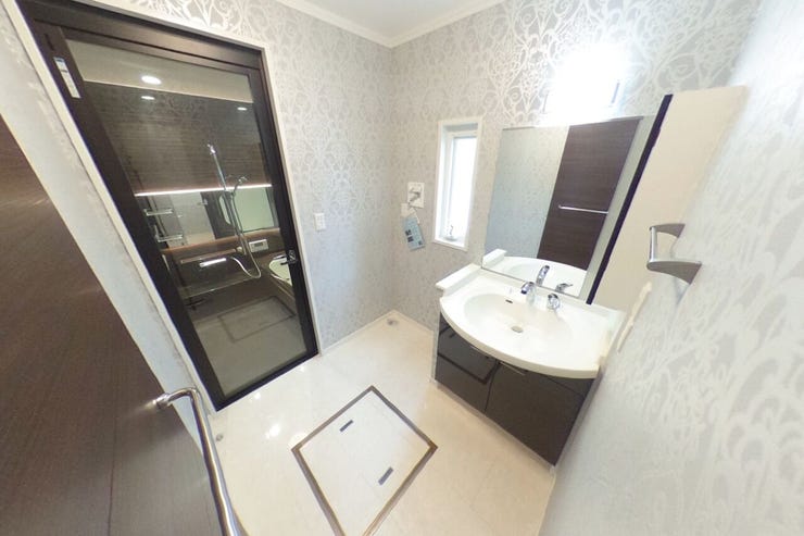 落ち着いた色味の洗面室には、タオル掛けが2面ございます。(中央市中楯 中古戸建)