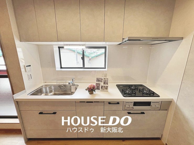 ■上下収納つきのシステムキッチン!
■散らかりがちなキッチンツールもスッキリと収納できます!
■いつでもおいしく綺麗なお水をお飲みいただけるよう、浄水器を兼ね備えております◎