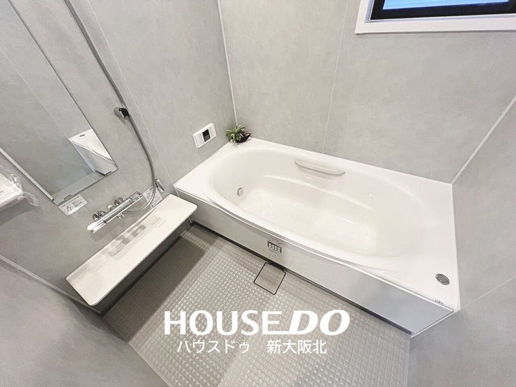 ■広々とした落ち着きのあるバスルーム!
■窓付き浴室のため換気もしやすく、浴室内を清潔に保てます◎
■毎日の疲れをゆっくりと癒してくださいませ♪