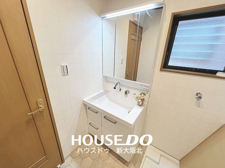 ■嬉しい三面鏡の洗面台!
■三面鏡は鏡の角度を変えることで様々な角度からメイクやヘアスタイルを確認することができるので、整容もはかどります!