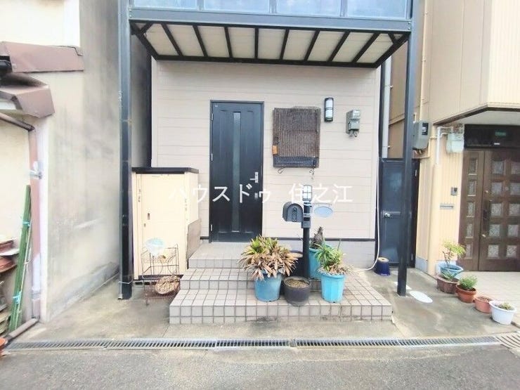 ★玄関には庇(屋根)がございますので雨の日もお荷物など濡れなくて済みます♪