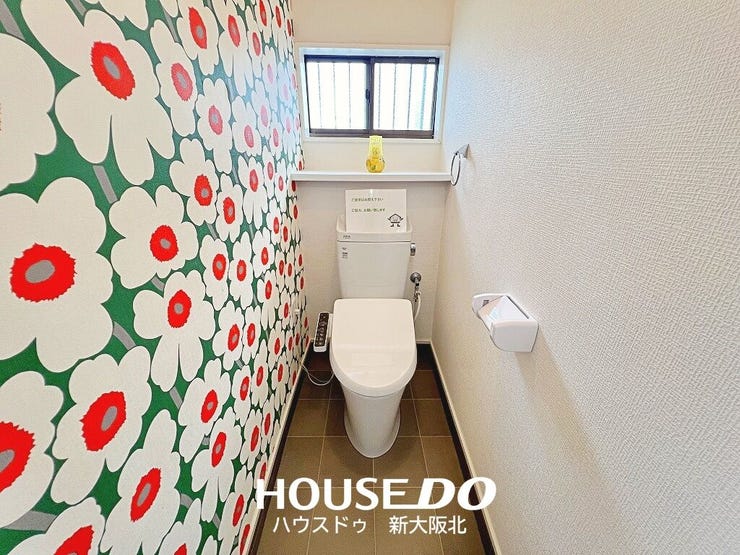 ■大きな花柄のアクセントクロスが印象的なトイレ空間!
■遊び心のあるデザインで、毎日使う空間を華やかに演出します!