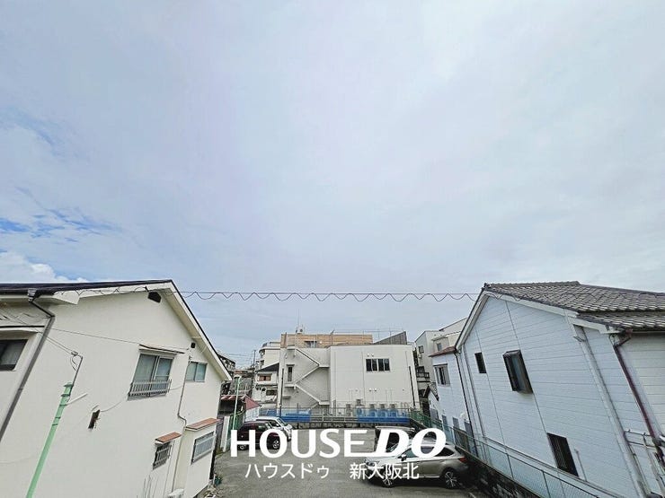■東向きの住戸からは、朝の光とともに空の広がりを感じられる眺望!
■前面に高い建物が少なく、圧迫感を感じにくい開放的な景色です!