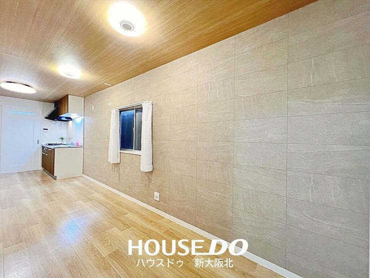 ■天井と壁の一部にアクセントクロスを使用したオシャレなリビング!
■アクセントクロスはオシャレなだけではなく、空間に奥行きをもたせ、お部屋をより広く見せる効果があります!