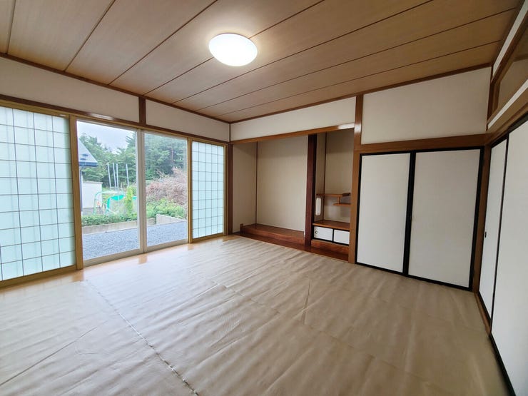 室内(2026年7月)撮影
◎現地案内予約受付中!◎
大きな窓から明るい光が入る和室は開放的で気持ちよく過ごせます。