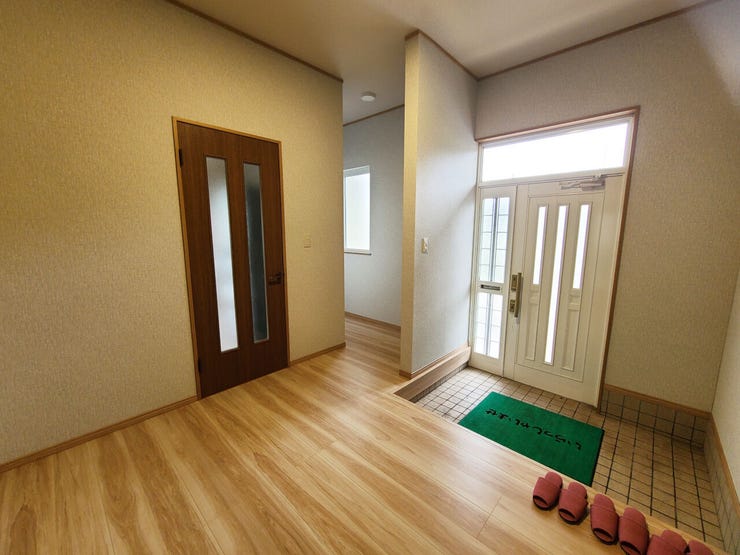 室内(2026年7月)撮影
◎現地案内予約受付中!◎
小窓からの光が、暗くなりがちな玄関を明るくします♪