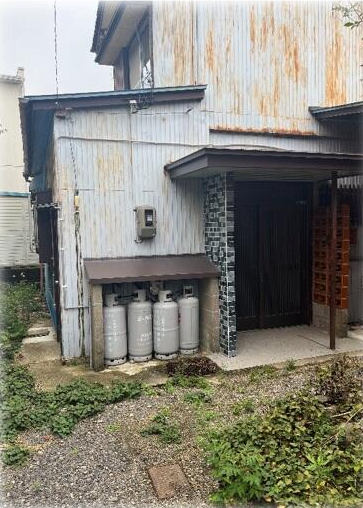 【外観】
100坪超の広々敷地♪
解体して土地としてのご利用も◎