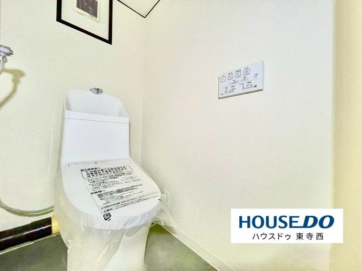 温水洗浄便座付きのトイレ。清潔で使いやすく、毎日心地よくお使いいただけます。