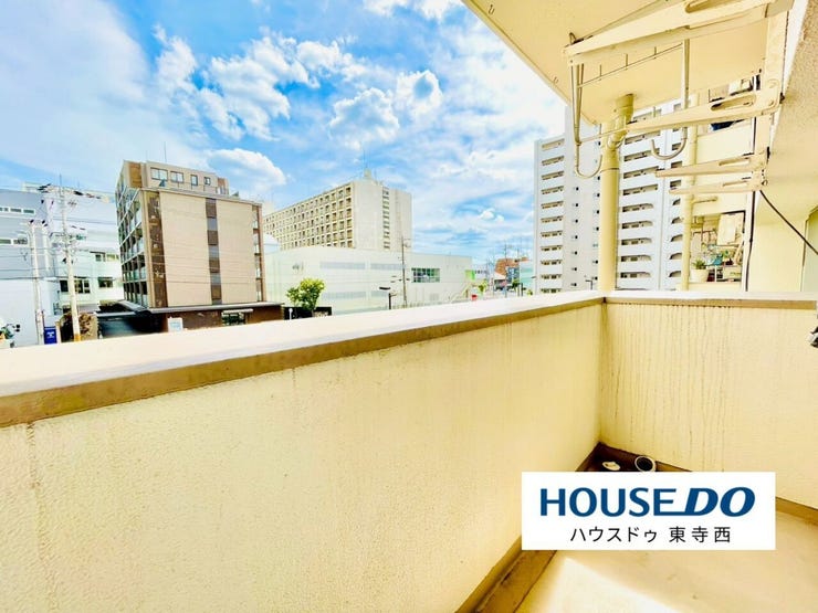 陽当り良好なバルコニー。洗濯物も干しやすく、開放感のある景色を日常のなかで楽しめます。