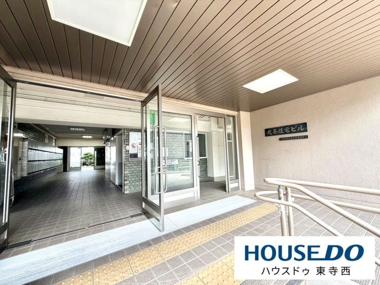 ゆとりあるエントランス。来客も迎えやすく、住まいの品格を感じられる共用空間です。