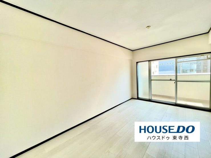 収納を備えた明るい洋室。寝室にも子ども部屋にも、暮らしに合わせて使い分けられます。