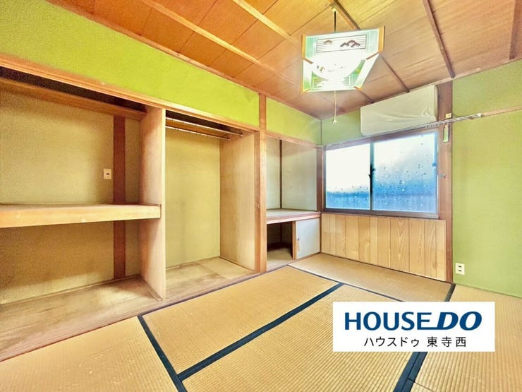 窓が大きく取られた和室です。自然光で明るさが確保されています。