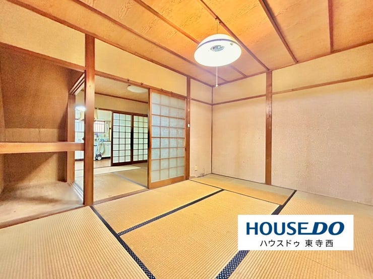 落ち着いた色合いの和室です。独立した部屋構成で、プライバシーが保たれています。