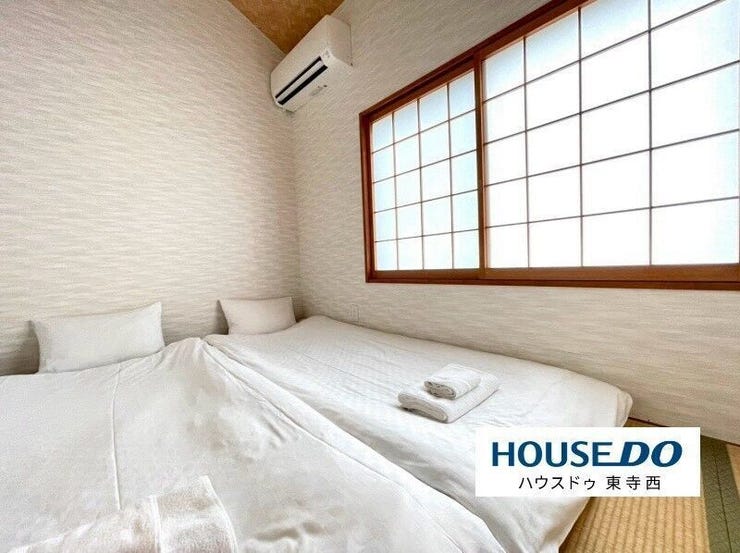 落ち着いた色合いの洋室。窓から光が入り、寝室としてゆっくり過ごせそうです。