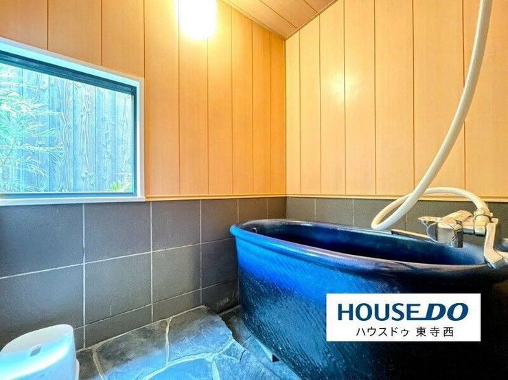 窓付きで明るい浴室。ゆっくり湯船に浸かって、一日の疲れを癒せる空間です。