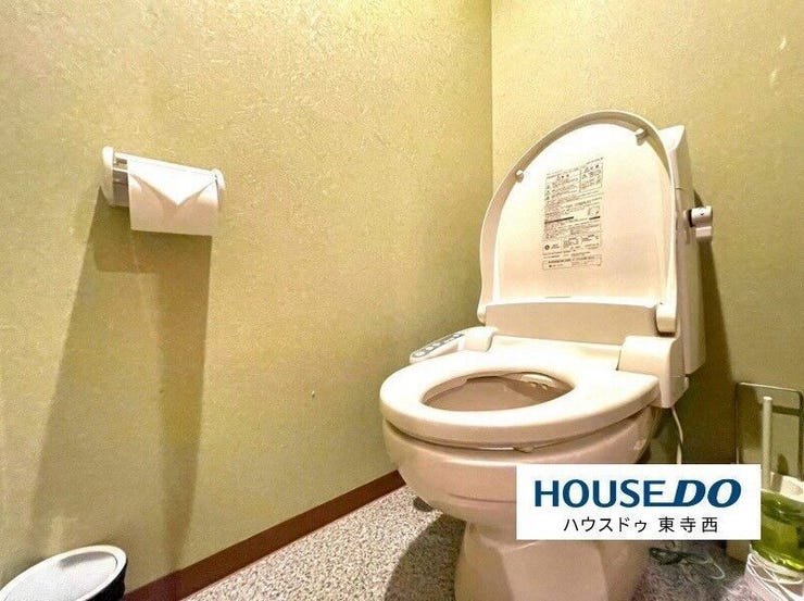 すっきりとした清潔感のあるトイレ。落ち着いた色合いで使いやすい空間です。