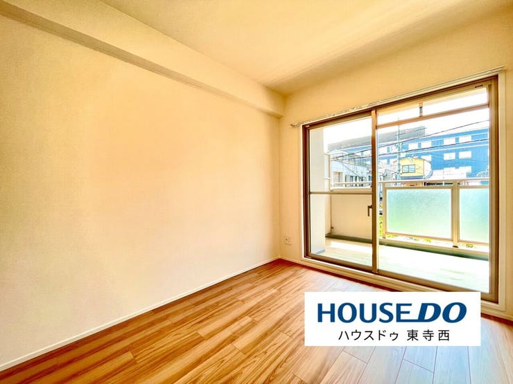 南向きの採光で、朝日が差し込む洋室です。子ども部屋・寝室・書斎など多目的に活用できます。