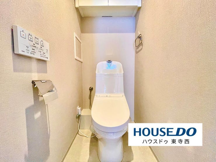 トイレが2ヶ所あります。朝の準備時間が効率的です。清潔感を意識した白系仕上げで、毎日快適に利用できます。