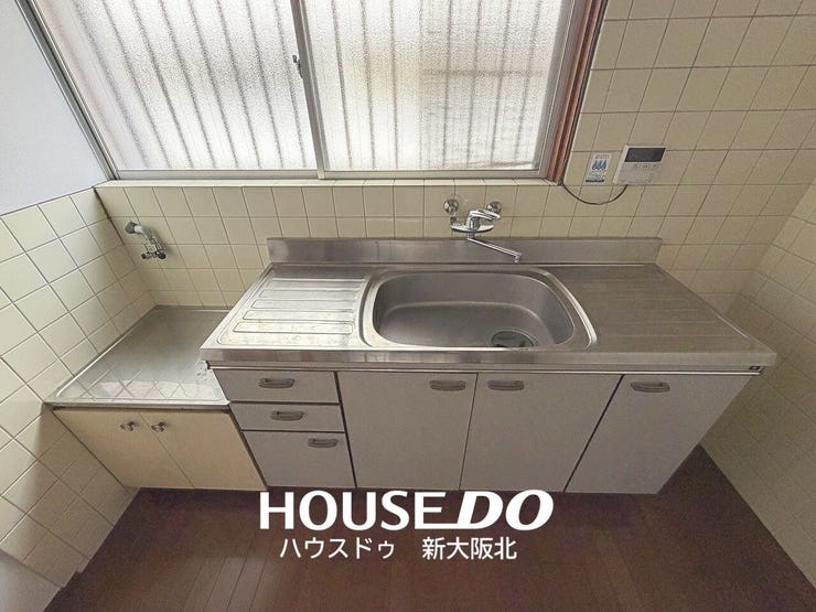 ■窓のあるキッチンで、調理中も自然光を取り込める明るい空間♪シンク横には作業スペースも確保されており、毎日のお料理にも使いやすいキッチンです!