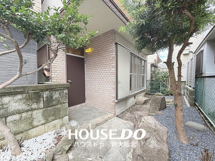 ■植栽のある庭先が印象的な玄関アプローチ♪戸建ならではの独立感と落ち着いた住まいの雰囲気が感じられます!