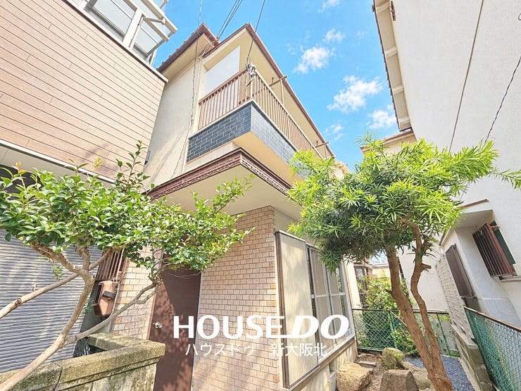 ■木のぬくもりを感じるバルコニーや植栽が印象的な外観♪周囲は住宅が並ぶ落ち着いた住環境です!