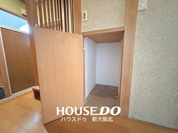 ■階段下のスペースを活かした収納付き♪掃除道具や日用品、ストック品などをまとめてしまえて、居住スペースをすっきり保てます!
