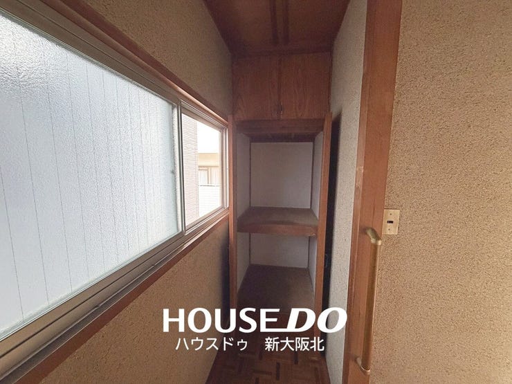 ■階段を上がった先にも便利な収納スペースを確保♪日用品や季節物などをしまっておけるので、各居室の収納を圧迫せずすっきり暮らせます!