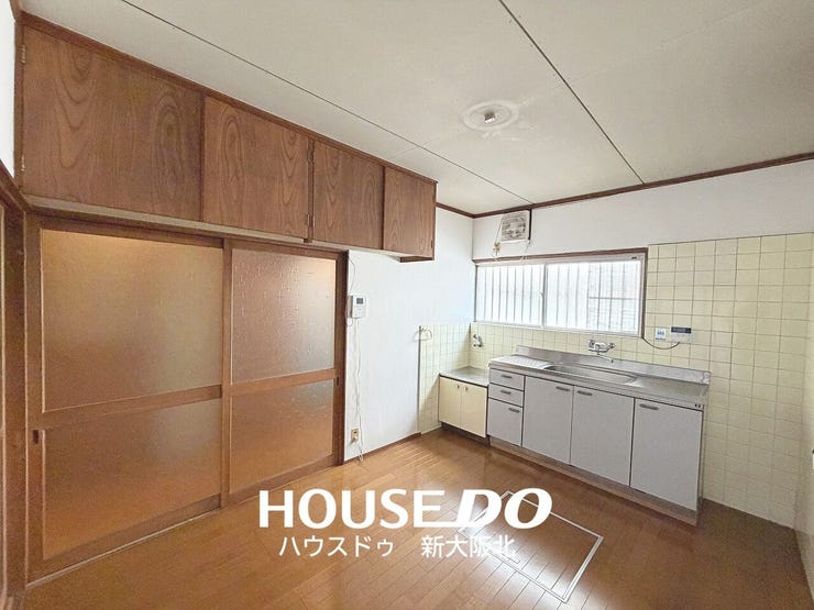 【リビング】
■窓から自然光が入る明るいダイニングキッチン♪吊戸棚や収納スペースもあり、日用品や調理器具をすっきり整理できます!