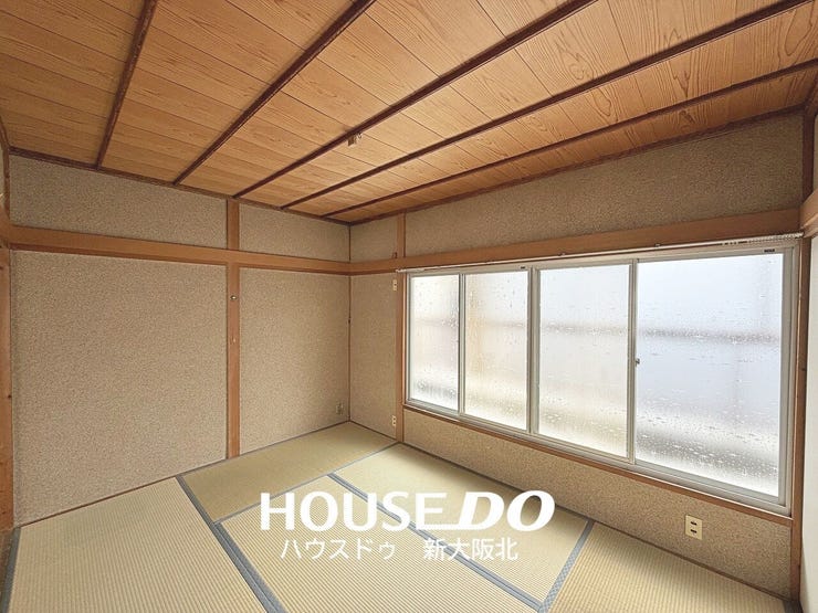 ■2階西側和和室6帖
■木目の天井が印象的な、落ち着きのある和室♪大きな窓があり、やわらかな光が入るくつろぎの空間です!