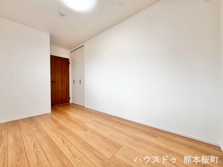 ■2階5.6帖洋室■寝室、書斎、趣味の部屋。家族の成長やライフスタイルに合わせ、様々な使い方ができる快適な空間です。