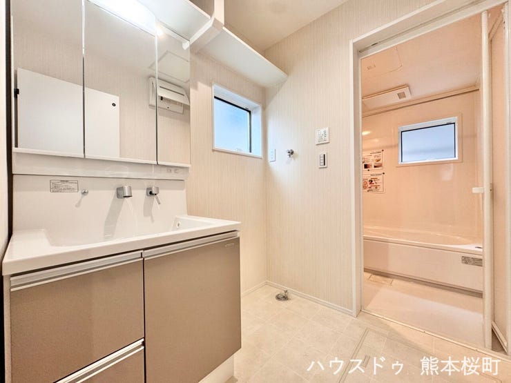 ■清々しいリフレッシュ空間■自分を磨き、気持ちを切り替える。心地よい光が差し込むプライベートスペース。