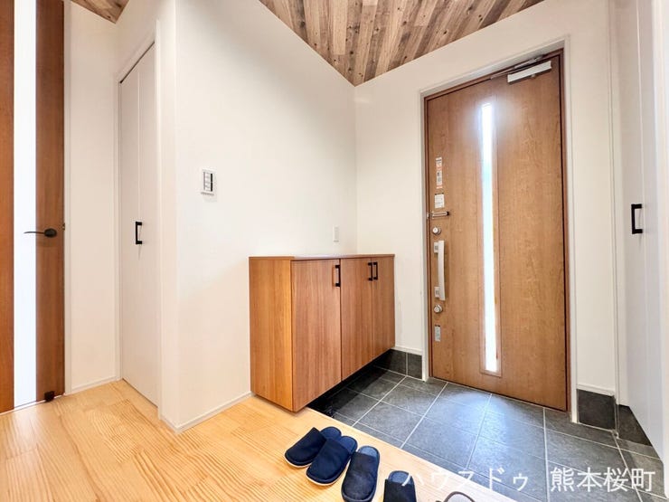 ■「ただいま」の安堵をくれる場所■訪れる人を迎え入れ、帰るたびにホッと一息つける、明るく機能的なエントランス。