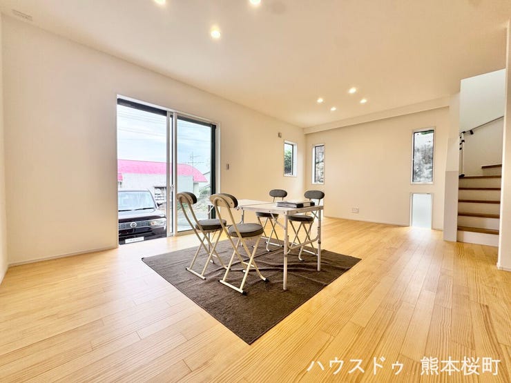 ■安らぎと笑顔の中心地■陽光が優しく降り注ぎ、会話が自然と弾む。ここでは、毎日が特別な時間へと変わります。