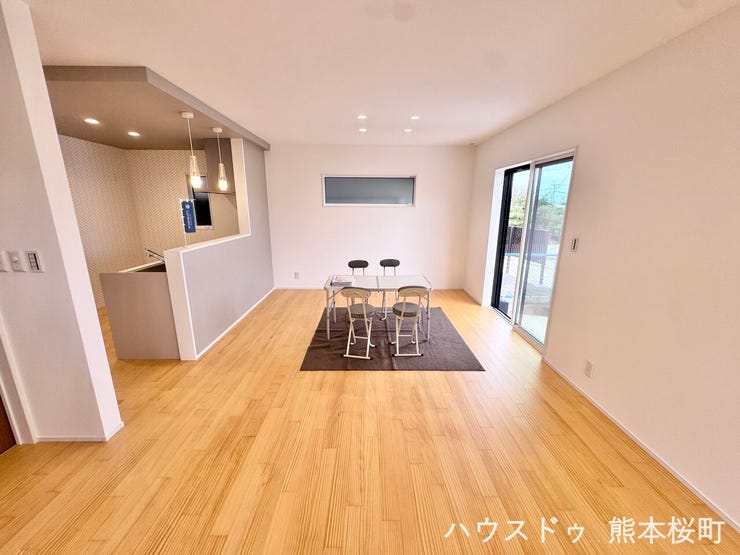 ■安らぎと笑顔の中心地■陽光が優しく降り注ぎ、会話が自然と弾む。ここでは、毎日が特別な時間へと変わります。